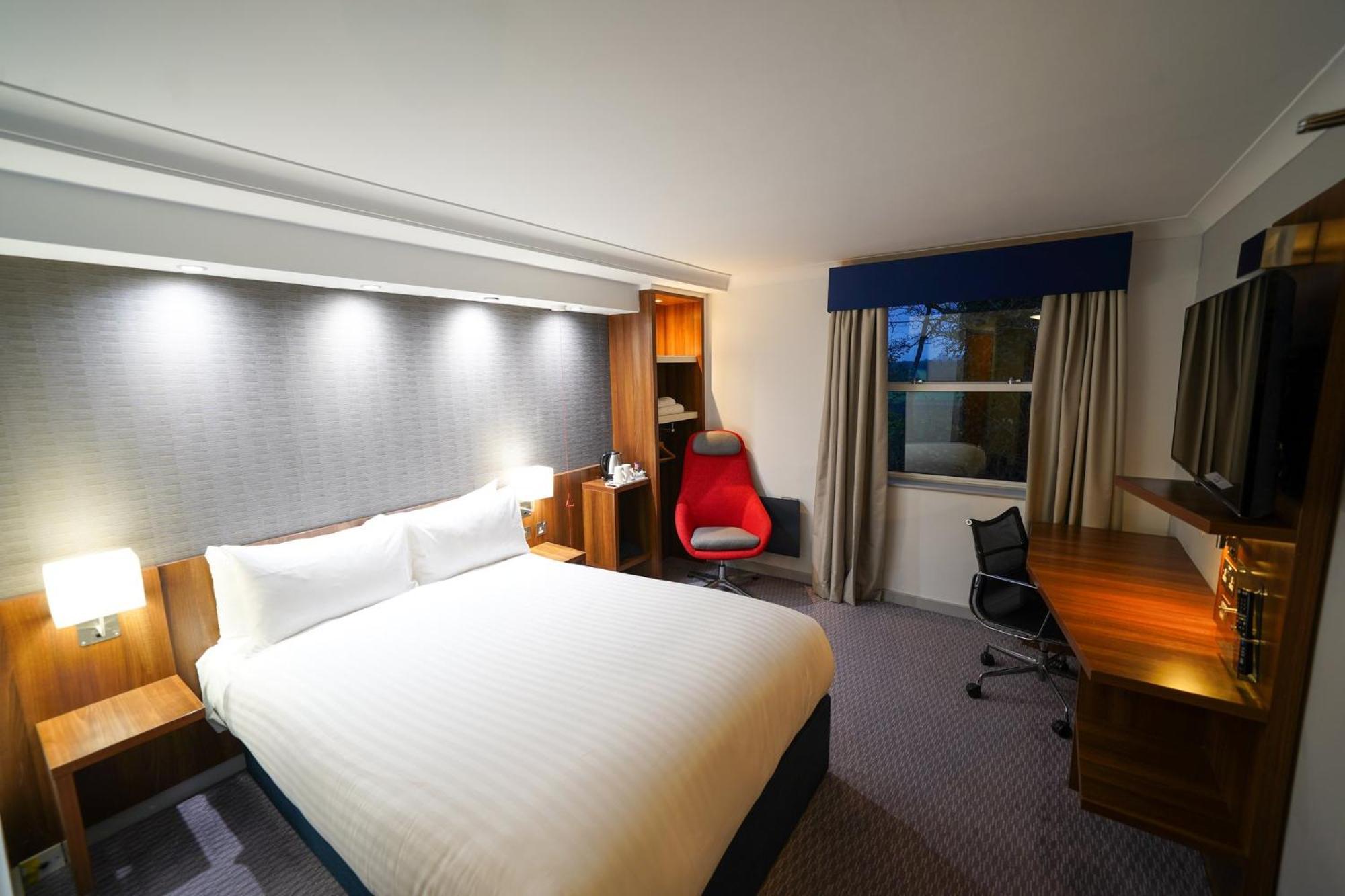 Holiday Inn Express Leeds-East By Ihg Лидс Экстерьер фото